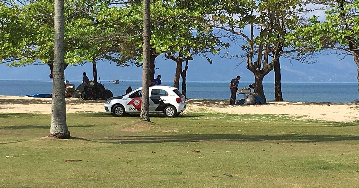 Em conjunto com a PM, Prefeitura de Caraguá realiza ação para remoção de barracas na Praia do Centro