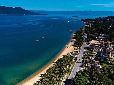 Prefeitura de Ilhabela reforça regras para uso de mesas e cadeiras nas praias e calçadas