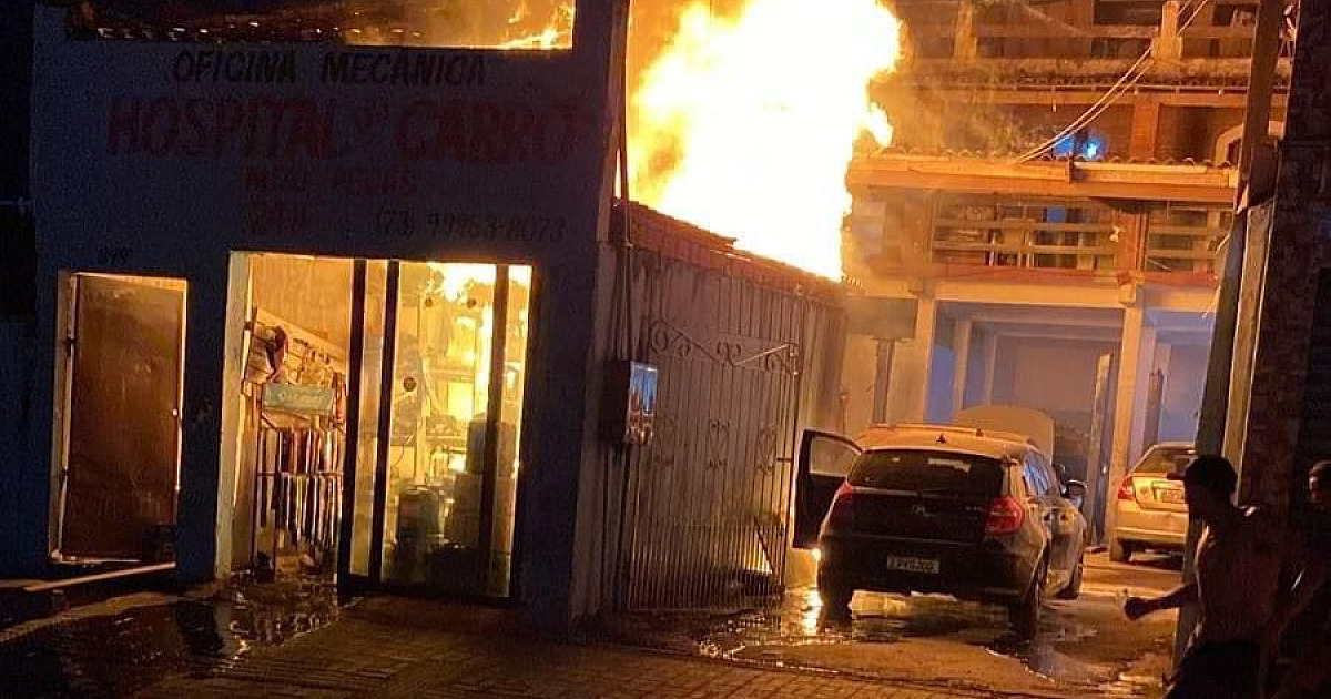 Incêndio em oficina mecânica assusta moradores de Ilhabela na noite desta segunda-feira (1)