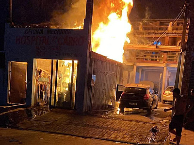 Incêndio em oficina mecânica assusta moradores de Ilhabela na noite desta segunda-feira (1)