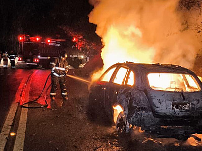 Rodovia em Ubatuba fica interditada após incêndio atingir veículo em trecho de serra
