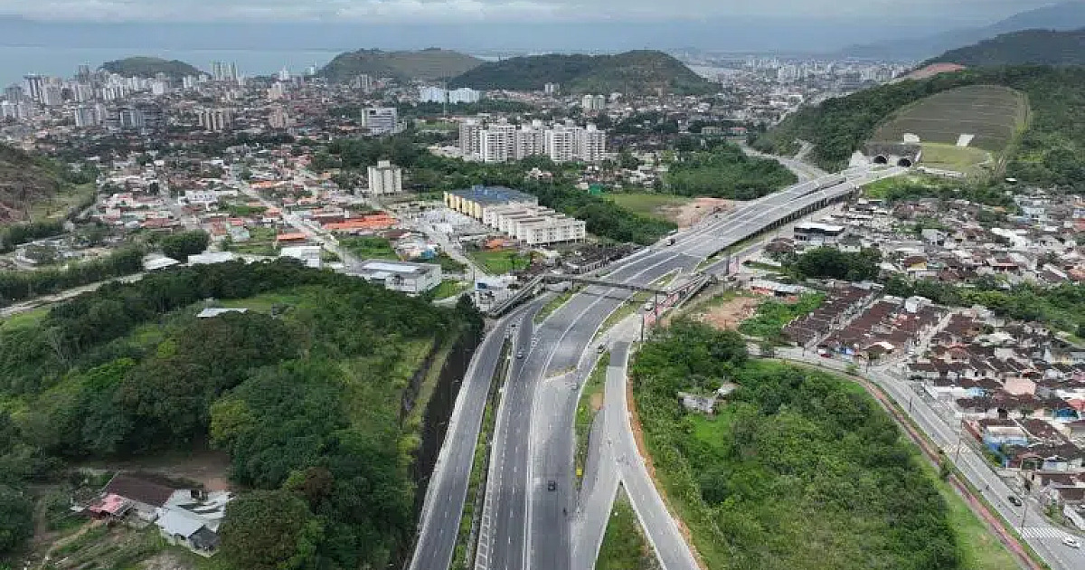 Carreta atropela e mata pedestre na Tamoios, em Caraguatatuba