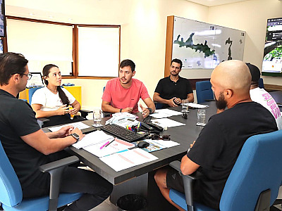 Prefeito Reinaldinho avalia parceria para ampliar atividades da ONG Skate Salva em bairros de São Sebastião