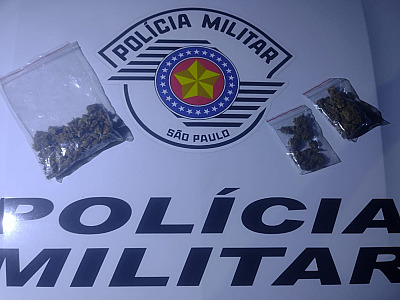 Tráfico por delivery: ação da PM termina com droga apreendida e suspeito foragido em Ilhabela