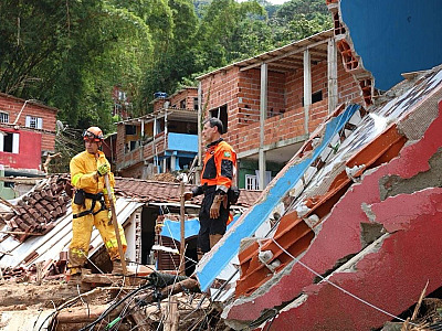 Um ano depois da tempestade, famílias ainda convivem com incertezas na costa sul de S.S