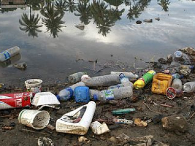 Mundo joga um caminhão de lixo, por minuto, nos oceanos