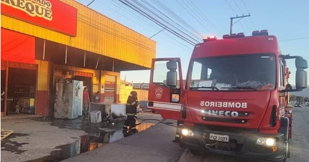 Supermercado pega fogo no bairro Travessão em Caraguatatuba