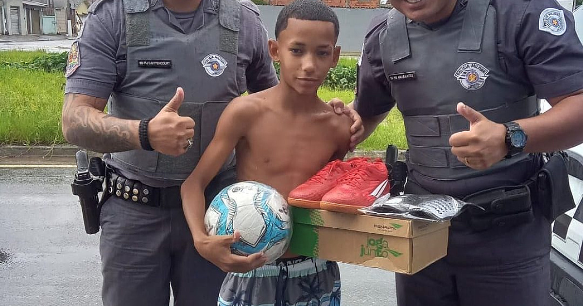 Policiais Militares entregam materiais esportivos para garoto que sonha em ser jogador profissional de futebol