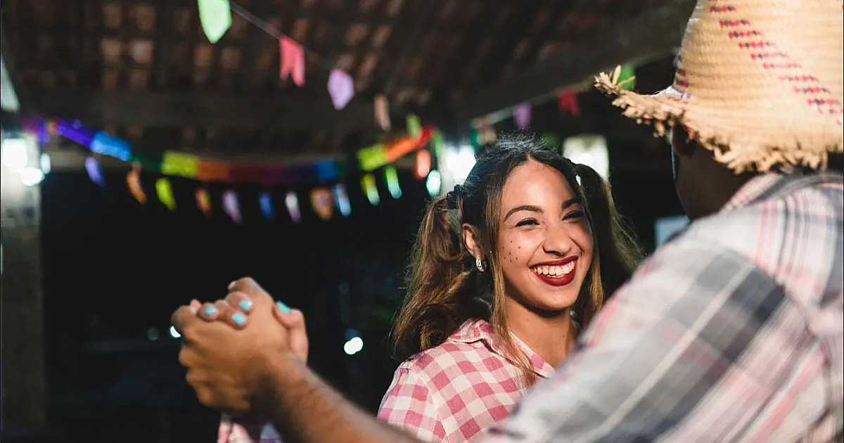 Ilhabela homenageia culturas nordestina e caiçara na Grande Festa Junina do projeto “1 Pé na Areia, 2 no Forró”