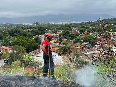 Incêndio em vegetação atinge área de 4 mil metros quadrados em Ilhabela