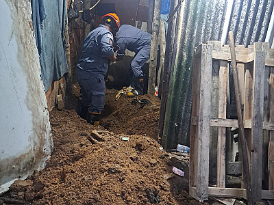 O corpo da vítima foi localizado enterrado a aproximadamente um metro de profundidade no interior de um barraco de madeira.