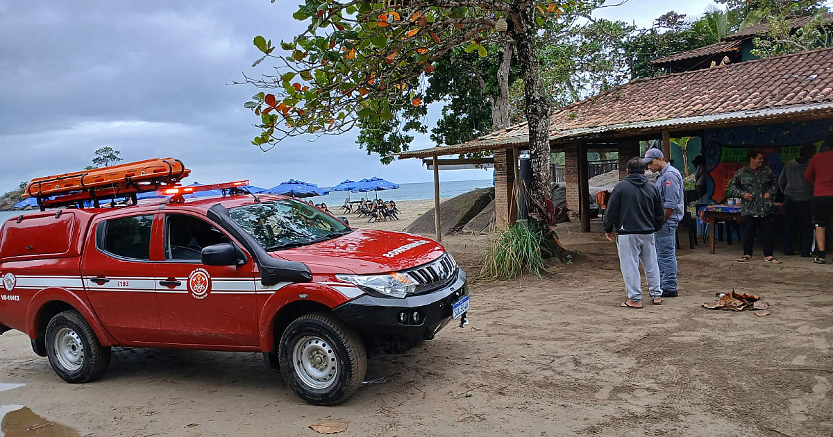 Naufrágio em Ilhabela: barco com seis tripulantes afunda após colisão com rocha