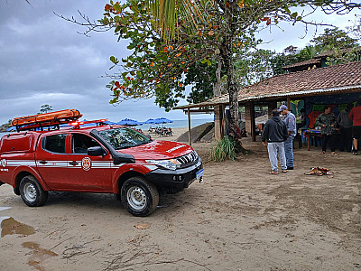 Naufrágio em Ilhabela: barco com seis tripulantes afunda após colisão com rocha
