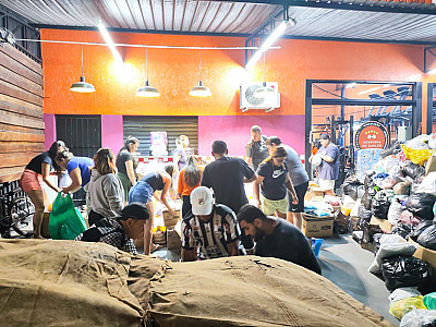 Moradores de Ilhabela se unem a grupo de Atibaia para levar donativos a vítimas da chuva no Sul