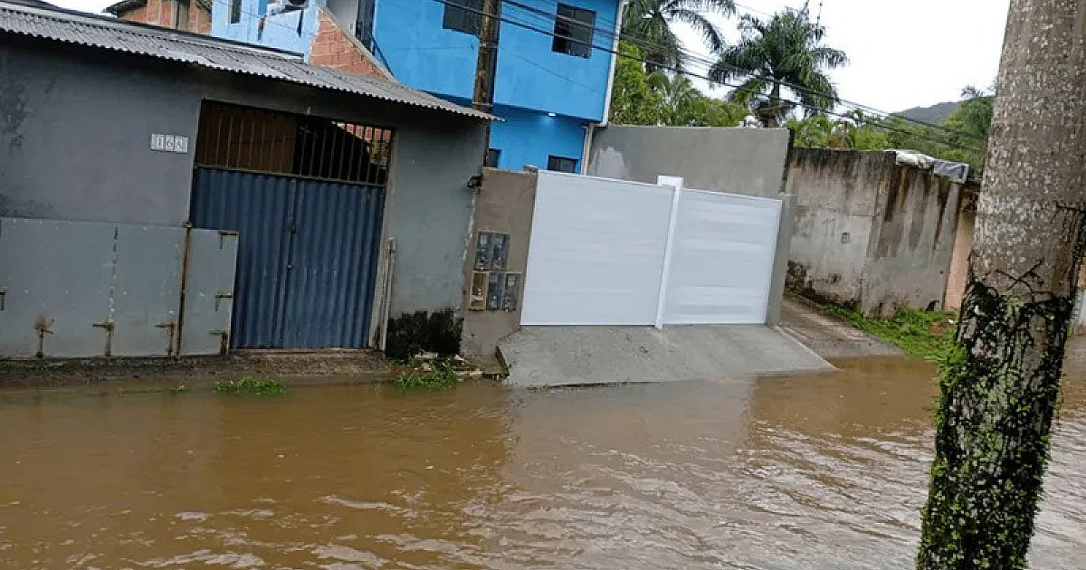 Rompimento de muro após chuva leva à interdição de casas em Ubatuba