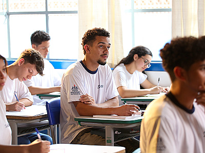 Uso de celulares nas escolas públicas e privadas é proibido em São Paulo