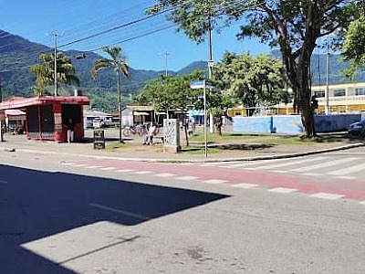 Por causa de mulher, homens brigam em praça pública no Perequê-Mirim