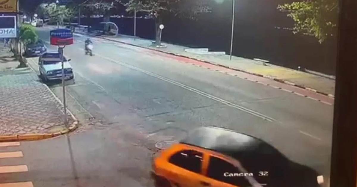 Motociclista é arremessada após colisão com carro em avenida de Ubatuba