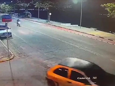 Motociclista é arremessada após colisão com carro em avenida de Ubatuba