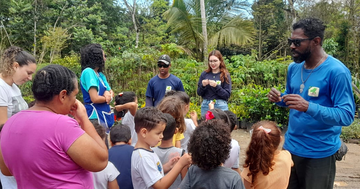 Alunos da Escola Municipal Iracema visitam Viveiro Municipal Aroeira em Ilhabela
