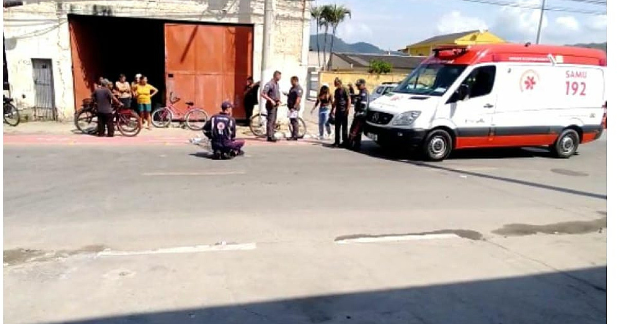 Ciclistas sofrem acidente e um morre atropelado por caminhonete baú em Caraguatatuba