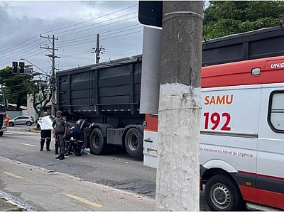 Motociclista morre esmagado por carreta em São Sebastião