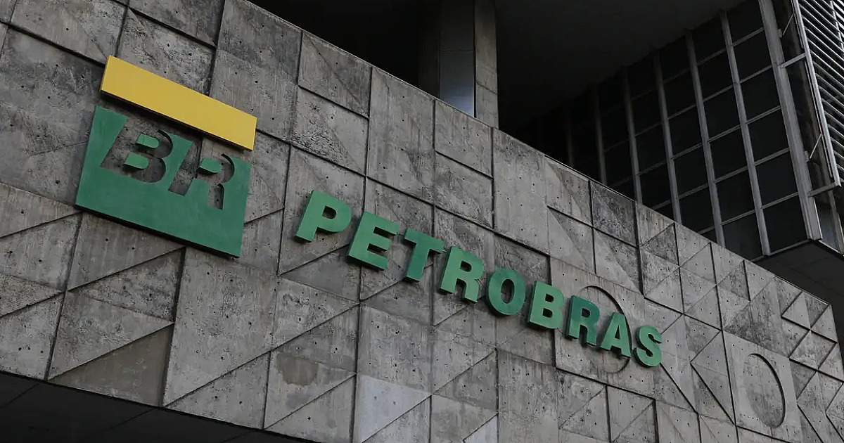Funcionários da Petrobras entram em greve por tempo indeterminado
