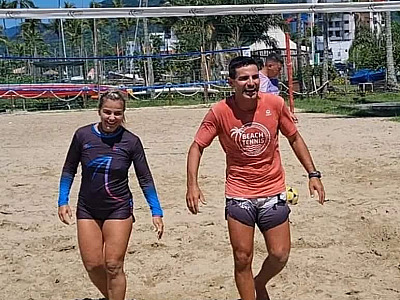 Milene Domingues, ex do jogador Ronaldo Fenômeno, esbanja simpatia em Caraguatatuba