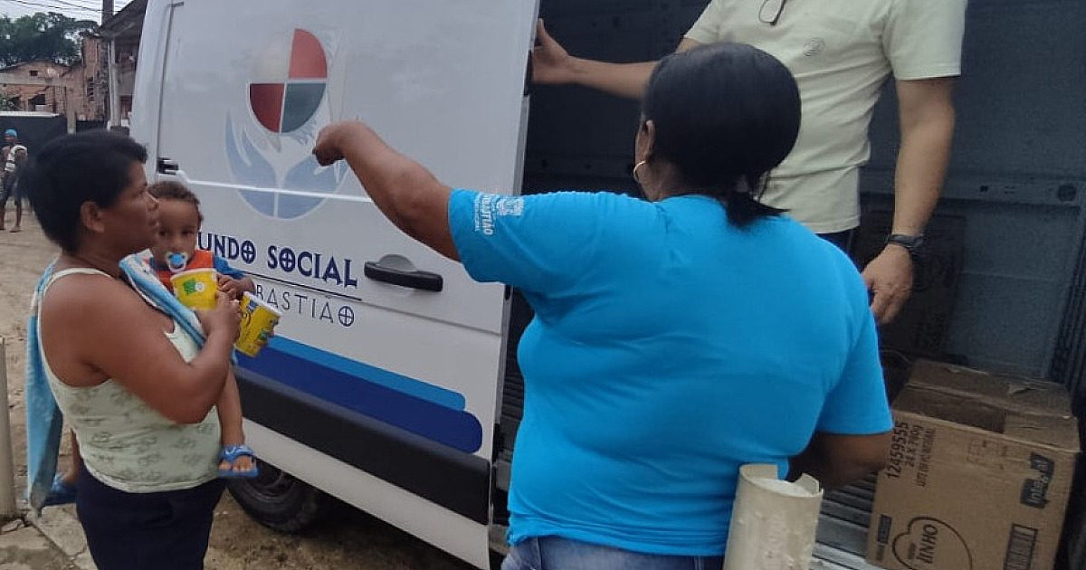 Fundo Social entrega latas de leite na Comunidade Lobo Guará
