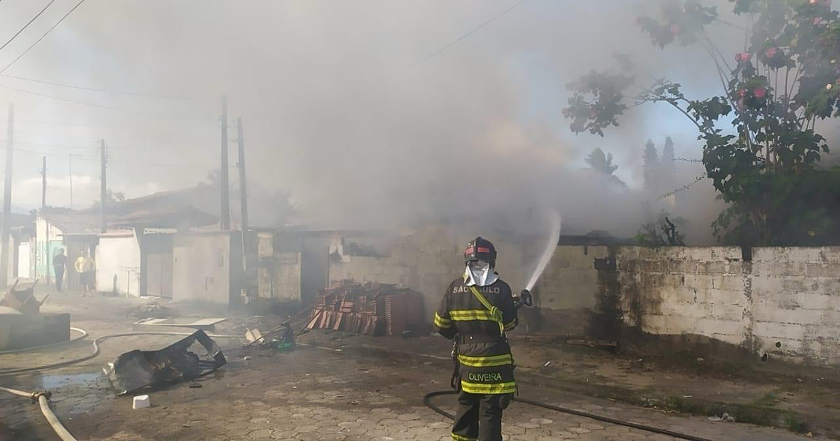 Idosa acumuladora consegue escapar do fogo que destruiu casa na região sul de Caraguatatuba