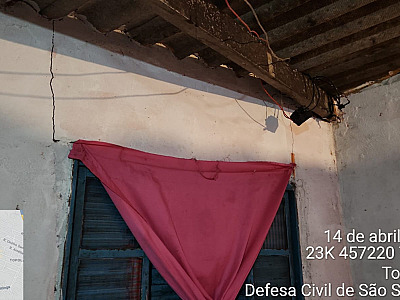 Defesa Civil interdita casa e remove família após fortes chuvas no bairro Topolândia