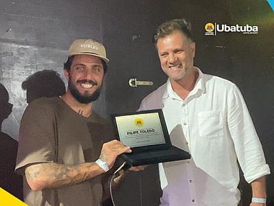 Em Ubatuba, bicampeão mundial de surfe é homenageado pela Prefeitura