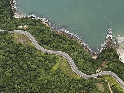 Trânsito na Rio-Santos é liberado após bloqueio para caminhões nesta segunda-feira (24)