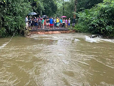 Moradores continuam isolados no bairro Folha Seca em Ubatuba; reunião nesta manhã pode definir o rumo de mil pessoas que estão isoladas após tempestade