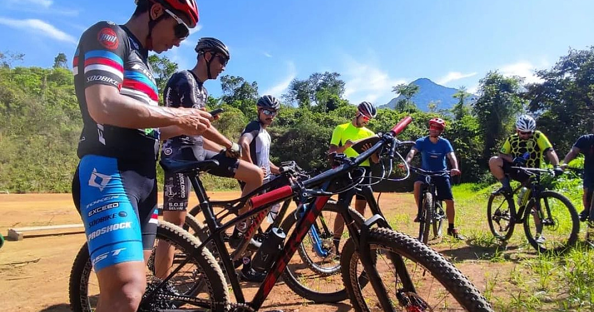 Atletas do Mountain Bike promovem clínica prática para desenvolvimento técnico do esporte em Ilhabela