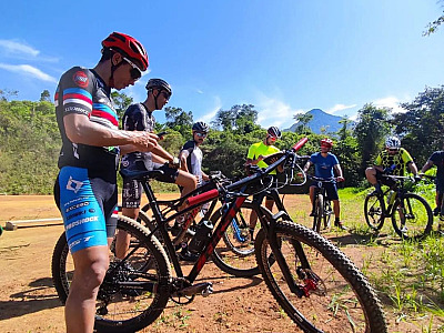Atletas do Mountain Bike promovem clínica prática para desenvolvimento técnico do esporte em Ilhabela