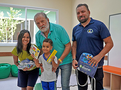 Prefeito Toninho Colucci inicia volta às aulas em Ilhabela com entrega de uniformes, livros e kits escolares