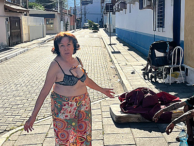 Comerciante se une a moradores de rua para colocar barracas no centro de São Sebastião