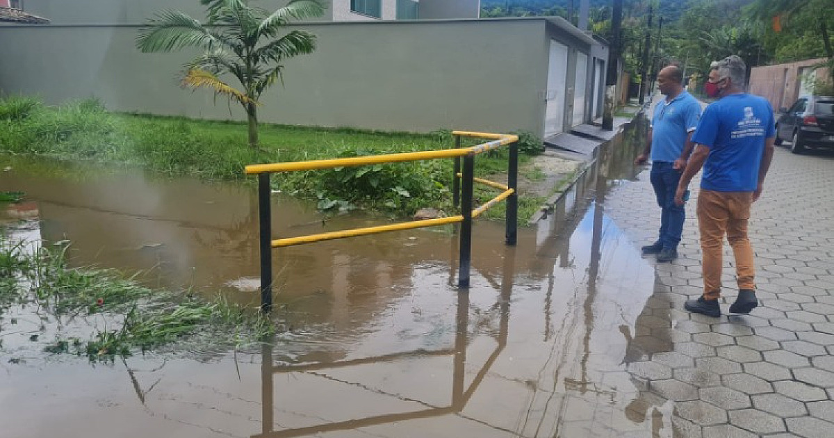Chuva causa pontos de alagamento em São Sebastião