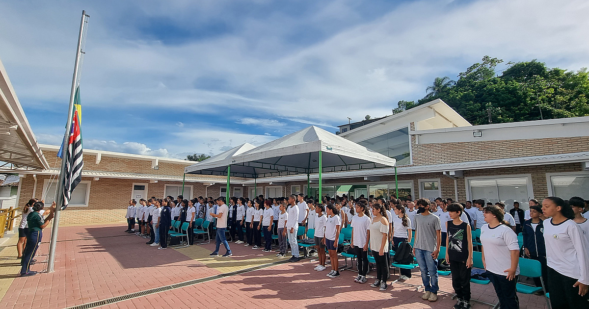 Alunos da Escola Cívico Municipal iniciam atividades em Ilhabela