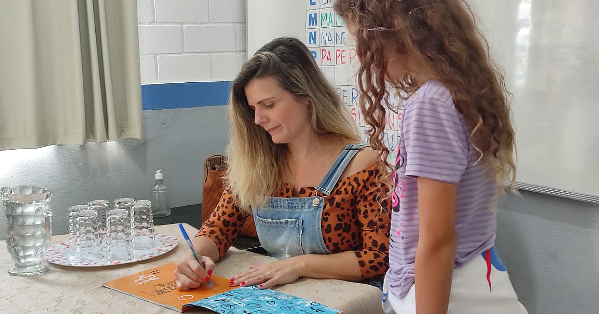 Escritora e coordenadora na rede de ensino de São Sebastião têm livros premiados nacionalmente