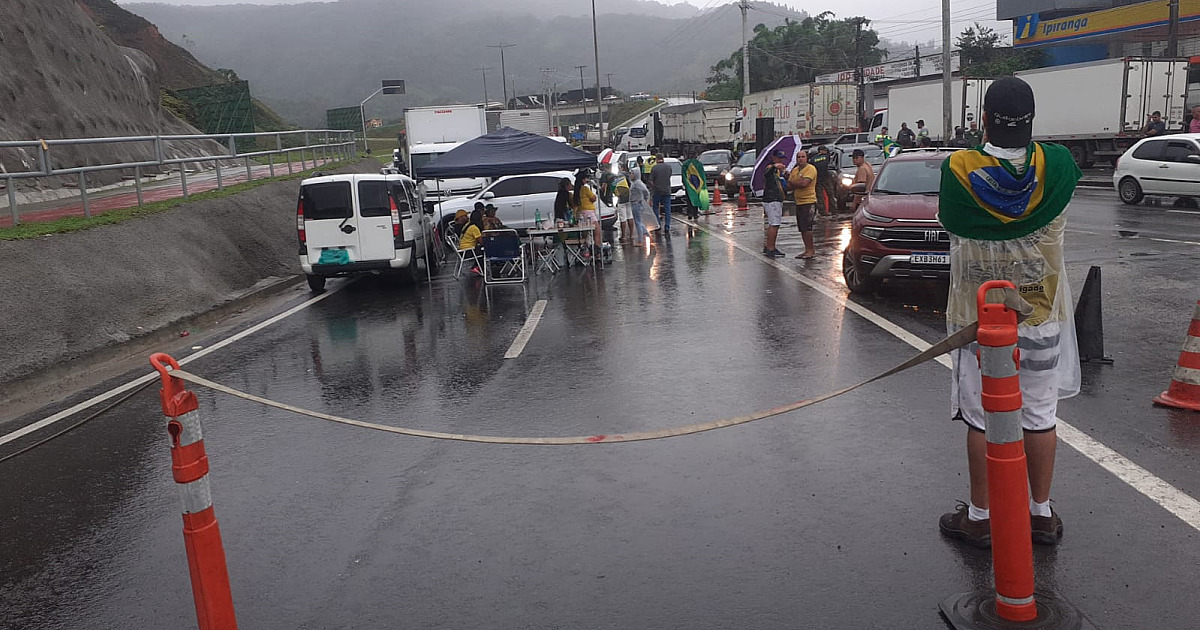 Caminhoneiros do Litoral Norte fecham Tamoios e pedem queda de Lula