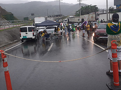 Caminhoneiros do Litoral Norte fecham Tamoios e pedem queda de Lula