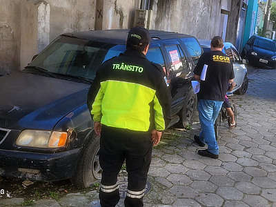 Prefeitura de São Sebastião intensifica retirada de veículos abandonados das ruas