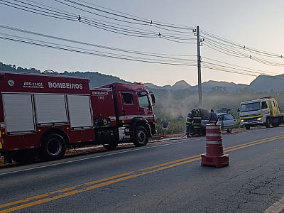 Carro pega fogo na Rodovia Rio-Santos em Caraguatatuba
