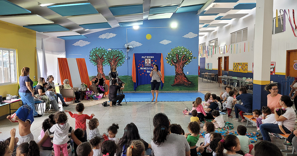 Escola Municipal Benedita Salinas recebe visita da patrona em Ilhabela