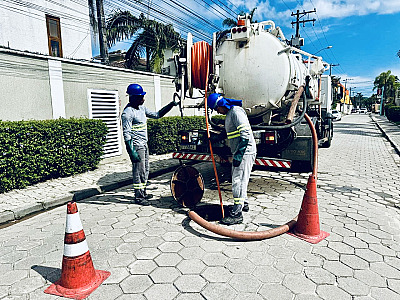 Sabesp encontra entulho de obra, panos e plástico em limpeza na rede de esgoto em Caraguatatuba