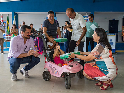 Felipe Augusto fala sobre o início do ano letivo e faz entrega dos kits de material escolar nas redes municipais de ensino