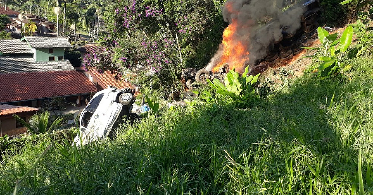 Carro e caminhão caem em barranco na Rio-Santos e acidente deixa ao menos quatro mortos em Ubatuba