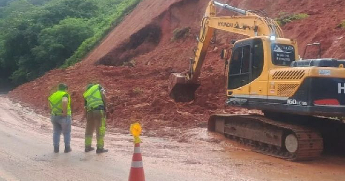 Chuvas causam deslizamento e deixam Rio-Santos em sistema Pare e Siga na Costa Sul de São Sebastião